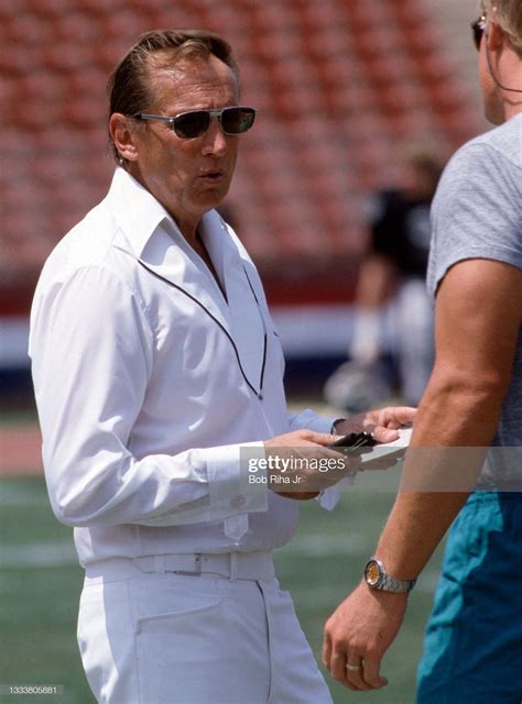 Los Angeles Raiders owner Al Davis talks with players prior to game ...