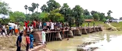 Free Photo: Gaya villagers collect shramdaan, donate and make bridge.