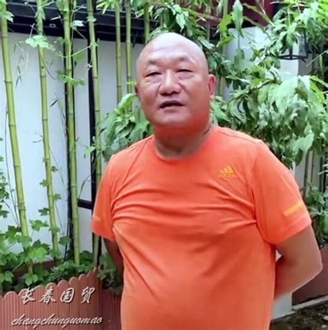 58岁歌手谢东近照曝光，戴上面罩秒变侯宝林_凤凰网