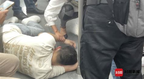 今晨成都地铁暖心一幕上演： 小伙低血糖晕倒周围市民及时伸援手 - 封面新闻