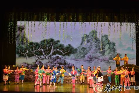 柳州民间歌舞团表演三江县侗族多耶舞，歌唱美好生活，精彩！ - YouTube