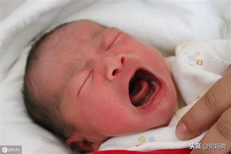 婴儿睡觉不安稳是什么原因（宝宝夜醒很常见）-幼儿百科-魔术铺