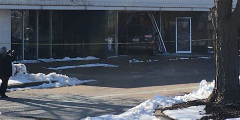 Vehicle crashes into Davenport business Thursday