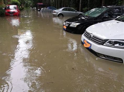 家门口巷子污水倒灌，多次因下雨积水且难退 - e线民生 - 荆州新闻网