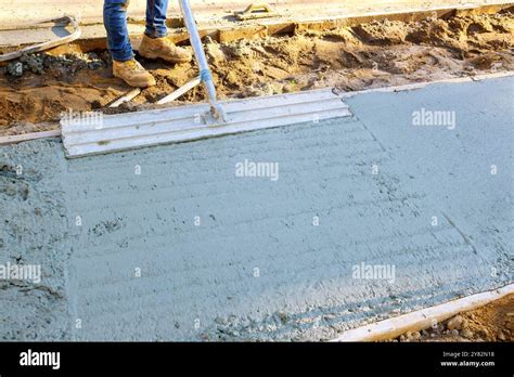 Concrete Leveler Usinga Trowel 的图像结果