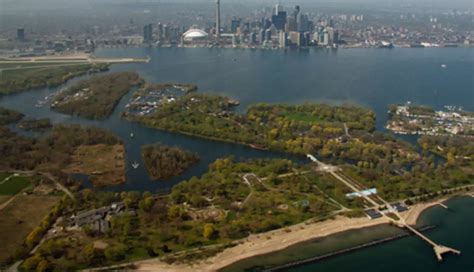 7 Reasons You Must Visit in Toronto - lifeberrys.com