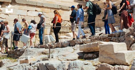 People Standing Outside 的图像结果