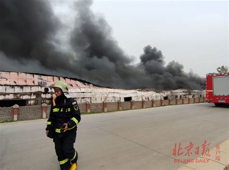 突发！北京通州张家湾附近发生火灾，浓烟数公里外可见_京报网
