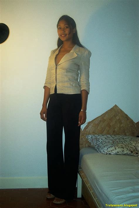 Cute and Innocent Looking Malay Girl Sucking BF Dick (24 pics) | Asian nude photo naked collection