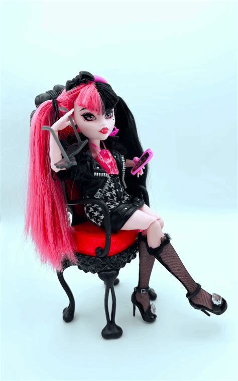 Queen behavior : r/MonsterHigh
