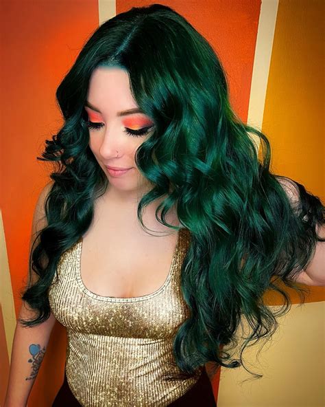 16 Emerald Green Hair Colors & Styles To Switch Things Up