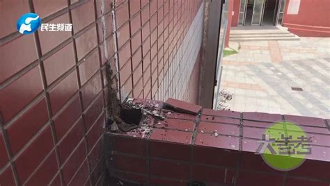 一学校栏杆突然断裂，致正玩耍的两名男同学坠楼。