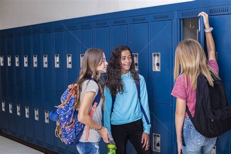 三个初中生在学校走廊里一起交谈的坦率照片不同的女学生在学校休息时一高清图片下载-正版图片503777223-摄图网