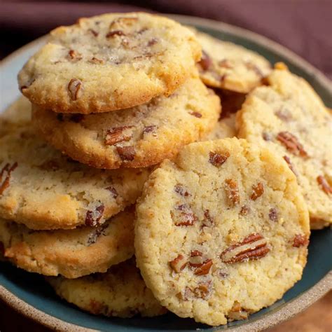 MELT-IN-YOUR-MOUTH PECAN SANDIES - therecipesmom