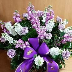 fiori per lutto composizione fiori lilla e bianco fiori per funerale a fiori per lutto composizione fiori lilla e bianco fiori per funerale a