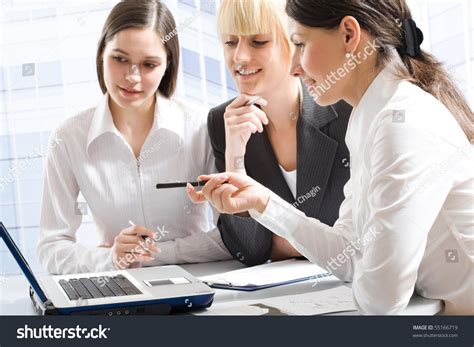 Business Women Group Portrait 的图像结果