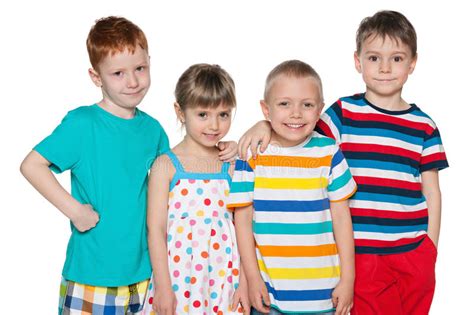四个小孩 库存照片. 图片 包括有 室外, 朋友, 快乐, 拉提纳, 无忧无虑, 白种人, 使用, 有吸引力的 - 20039174