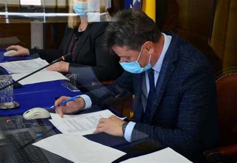 Fadil Novalić: Potpisali smo ugovor za nabavku 500.000 doza cjepiva ...