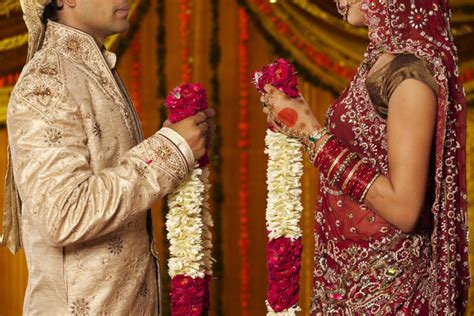 前女友结婚，印度男子乔装打扮成新娘混入婚礼，被捉到后遭暴打_腾讯新闻