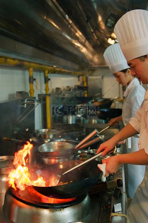 后厨内的专业厨师团队烹饪美味佳肴高清图片下载-正版图片507636352-摄图网