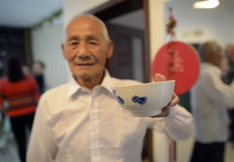 重庆97岁老人能用三只手指做俯卧撑[3]- 中国日报网