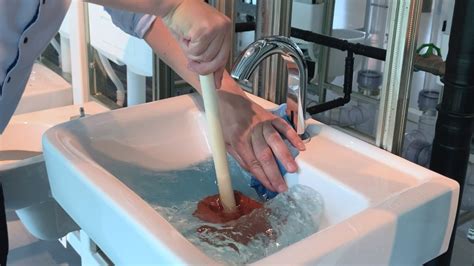 Clean the trap | Geberit