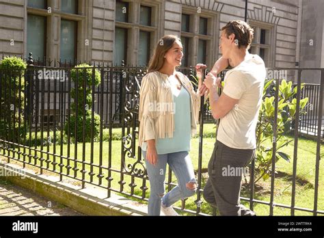 Two-Person Conversation 的图像结果