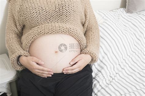 孕妇照肚子特写高清图片下载-正版图片500658433-摄图网