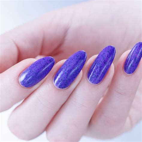 Tendances manucure : c'est quoi la "blue nails theory", cette trend qui ...