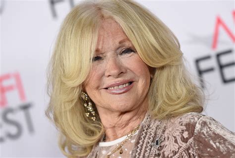 Connie Stevens a été victime d'un AVC et se déplace en déambulateur ...