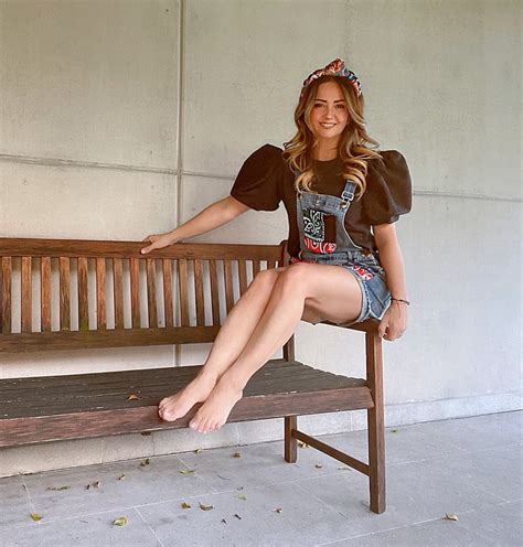 Andrea Legarreta en bikini: las sexys fotos de la presentadora de televisión | Estaciones de ...