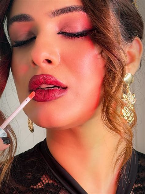 ब्लैक ड्रेस में Neha Malik ने बढ़ाया इंटरनेट का पारा, फिगर देख फैंस हुए ...