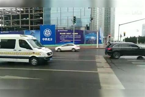 街拍出警大连院前急救奔驰斯宾特救护车使用纯欧式警报器出警