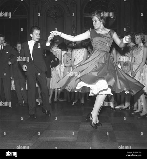 Rock n roll dancing 1950s -Fotos und -Bildmaterial in hoher Auflösung ...