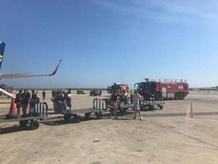 Ryanair: Desalojado un avión en El Prat por el incendio de un teléfono ...