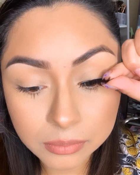 How to Apply False Eyelashes 的图像结果