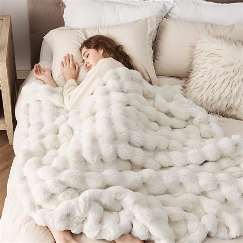 Amazon.com: Bedsure Faux Fur Blanket, White Soft and Fluffy Blanket, Fuzzy Cozy Plush Bubble ...