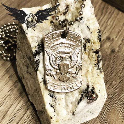 Colgante de placa de identificación de medio dólar de 1971 a 2022 ...