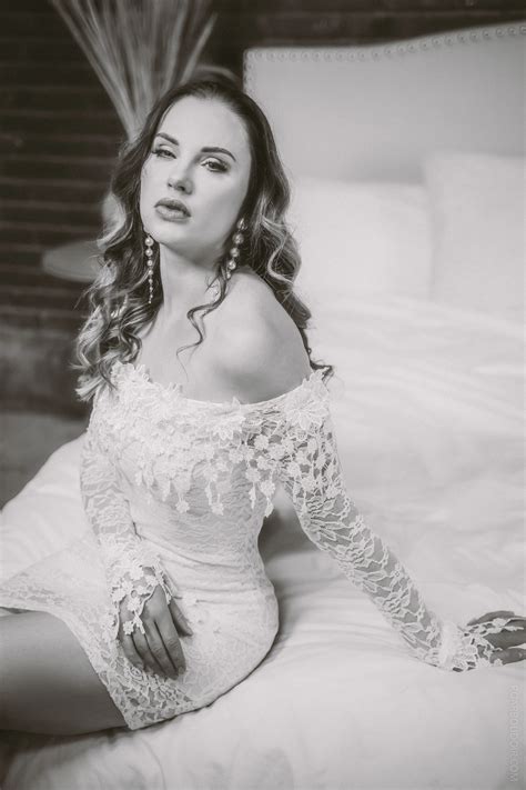 CINCINNATI BOUDOIR PHOTOGRAPHER: White Sheets Mini Session — Roar ...