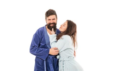 Une femme endormie touche la barbe d'un homme de famille heureux en ...