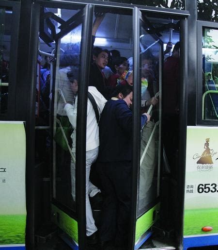 重庆：地铁助推员高峰期硬塞乘客进车厢-路桥市政新闻-筑龙路桥市政论坛