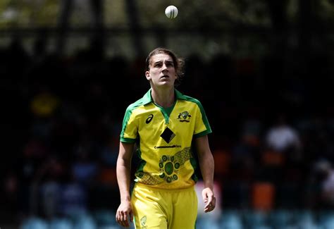 Annabel Sutherland tosses the ball in the air | ESPNcricinfo.com