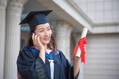 拿着毕业证书的毕业女学生高清图片下载-正版图片500908205-摄图网