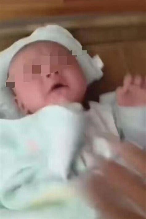 男子扇婴儿耳光数十次 当地警方回应：在抓紧核查中