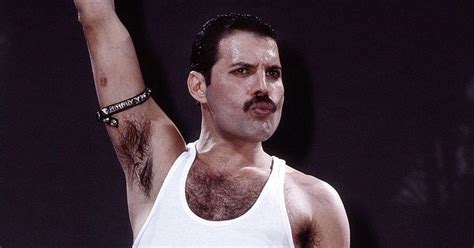 Le chanteur chrétien ressemble exactement à Freddie Mercury dans son ...