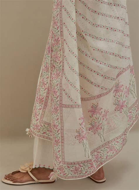 Off white cotton Chanderi dupatta with all-over pink & green lily flow ...