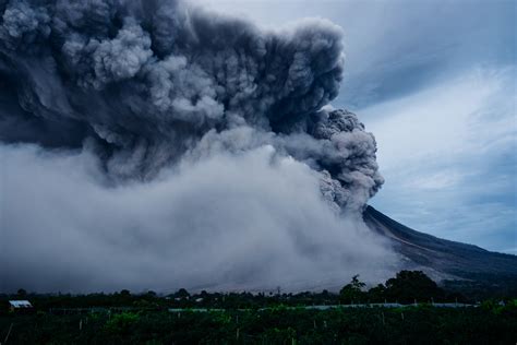 Explosive Volcano Eruption 的图像结果