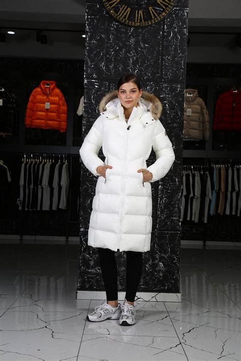 moncler mont uzun beyaz beli kemer detayli kapusonlu tilki tuyu