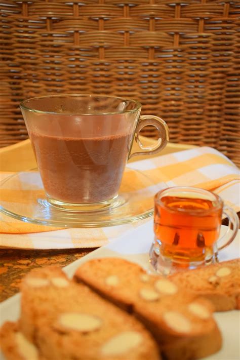 Бишкоти ди Прато или кантучини - тосканските двойно печени сладки с бадеми