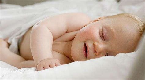 宝宝睡觉时为什么会咧着小嘴偷笑？科学解释有点意思_做梦